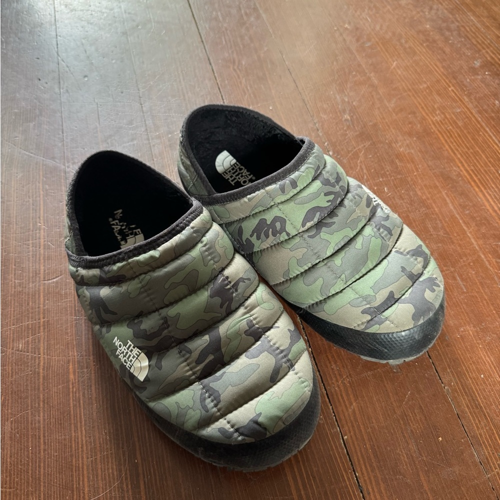 The North Face Kids Green Camo Slippers